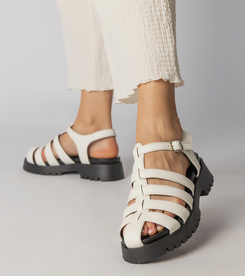 Białe sandały na platformie z zabudowana linią palców Kolla