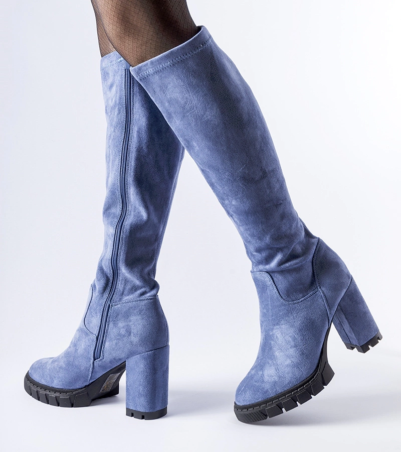 Niebieskie kozaki na masywnym słupku Marquette