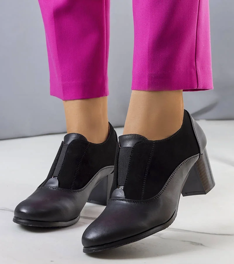 Czarne półbuty na słupku Corder