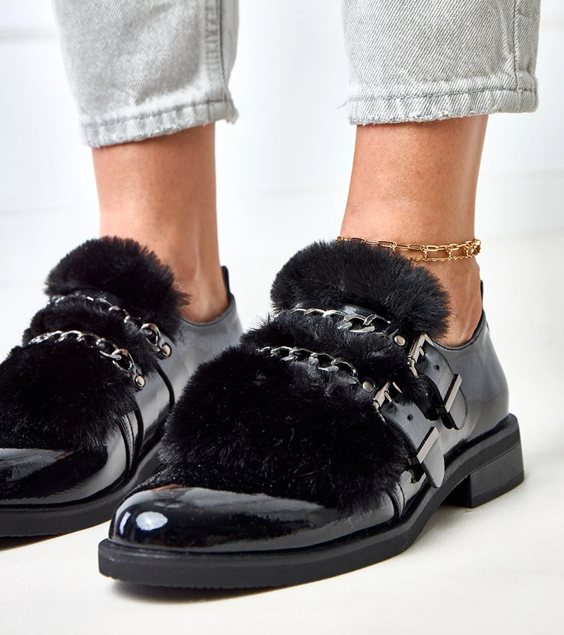 Czarne półbuty damskie z futerkiem Sarol