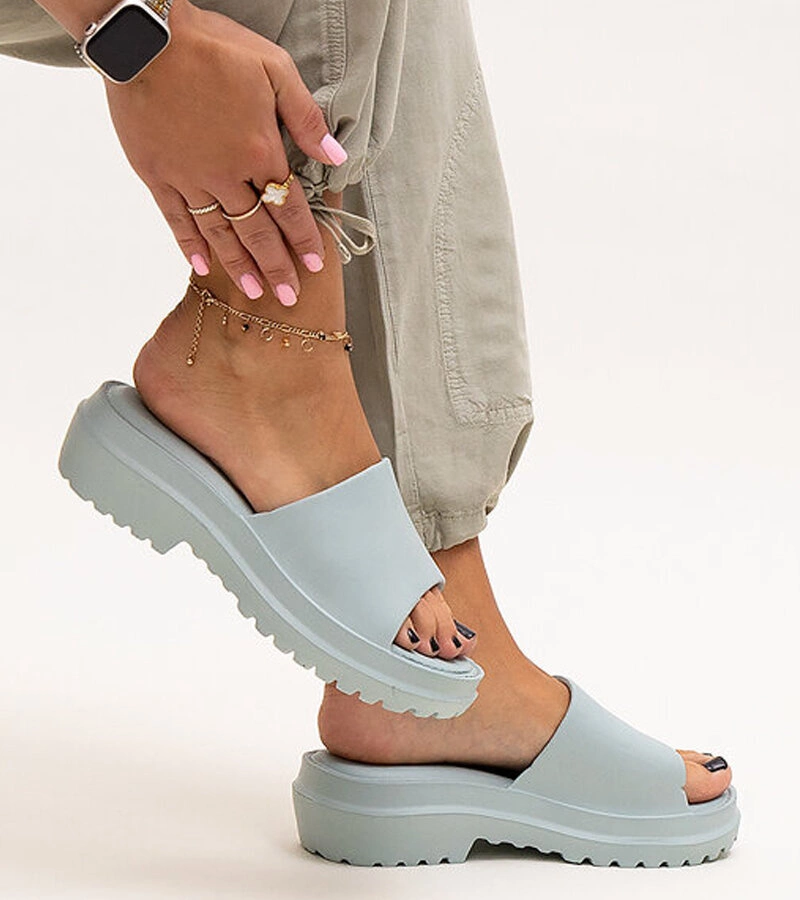 Miętowe klapki na grubej podeszwie Soiza