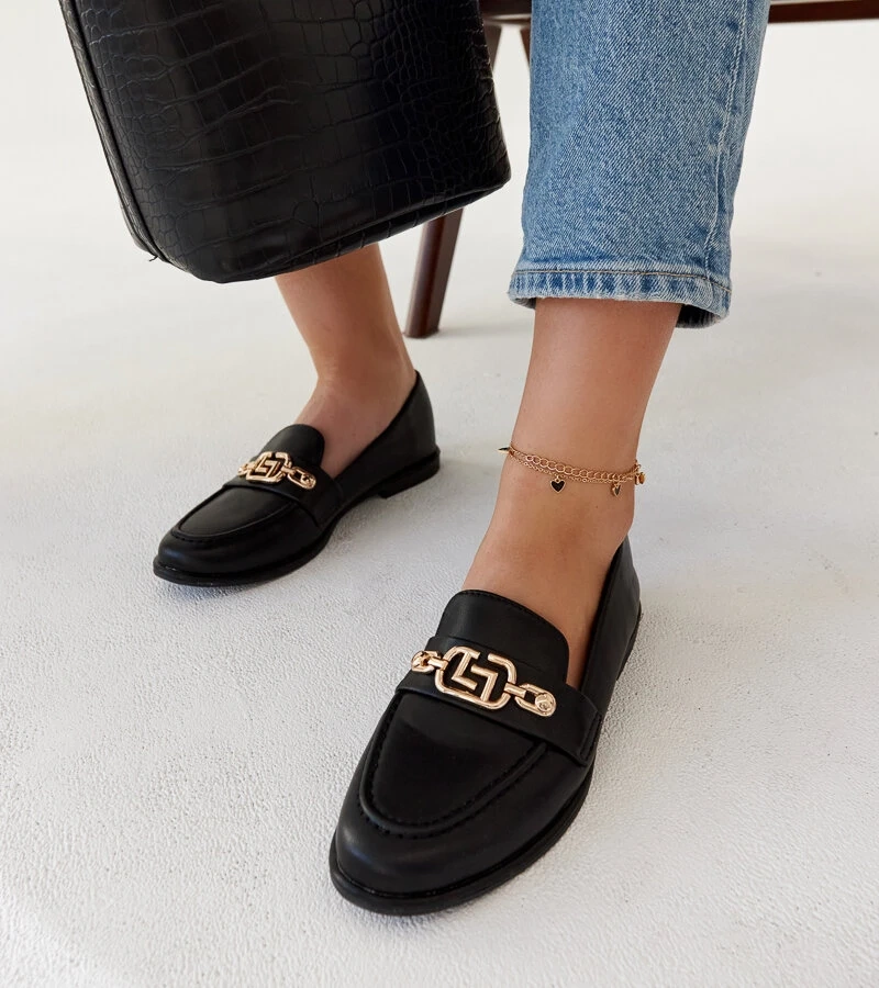 Czarne mokasyny zdobione łańcuszkiem Kuens