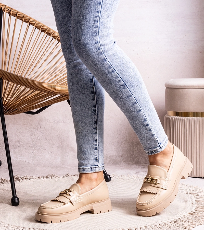 Beżowe półbuty ze złotą klamerką Anielania