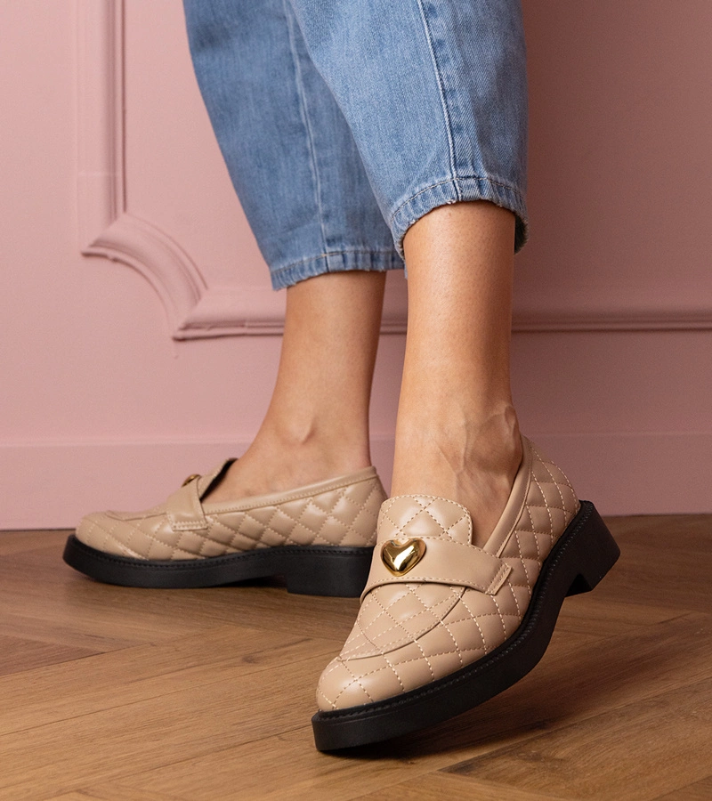 Beżowe mokasyny pikowane zdobione serduszkiem Dorado