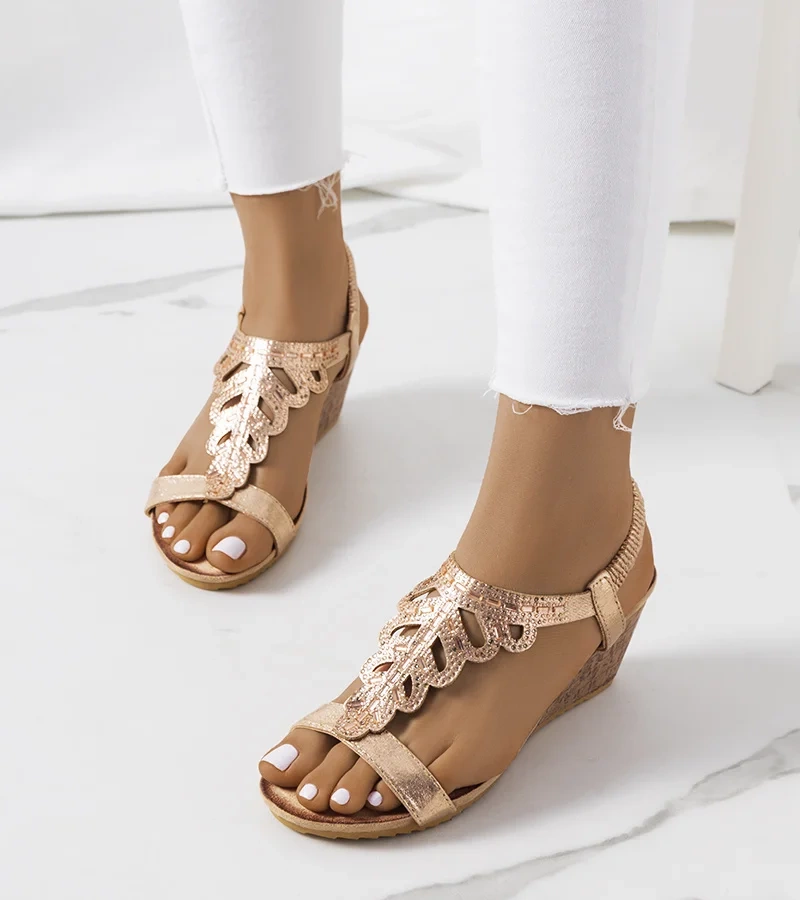 Złote sandały na koturnie Parel