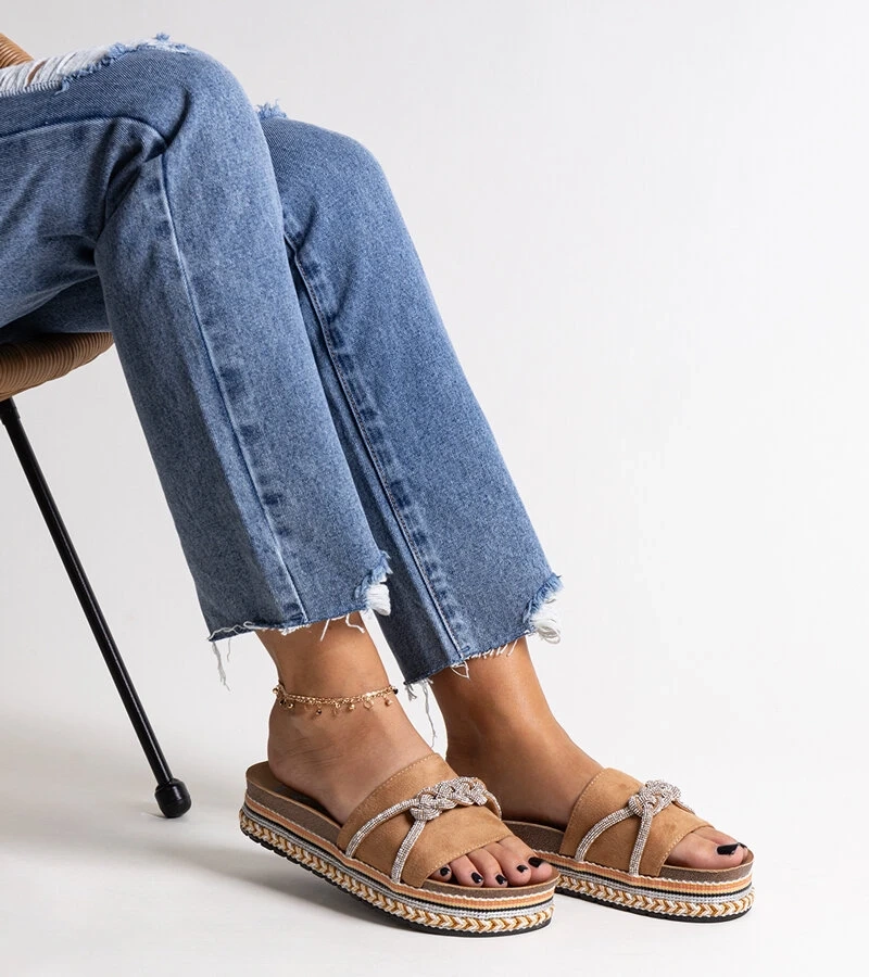 Brązowe klapki ozdobione cyrkoniami Kamiliana