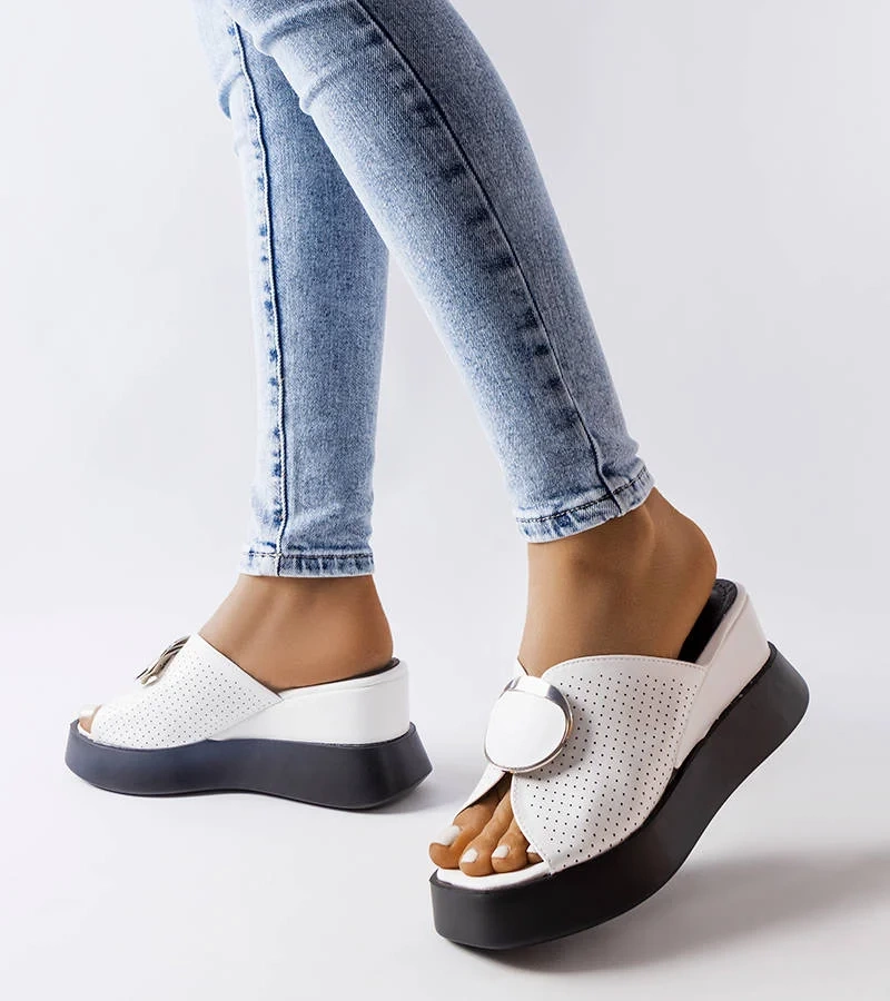 Białe klapki na koturnie z ozdobą Degna