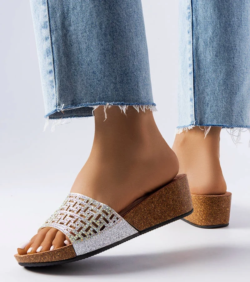 Srebrne klapki na koturnie Elitha