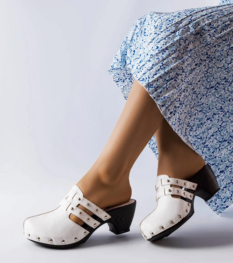 Białe klapki typu chodaki Custer