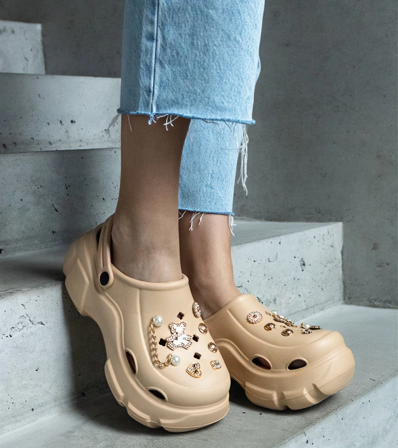 Ciemnobeżowe zabudowane klapki na platformie Aria