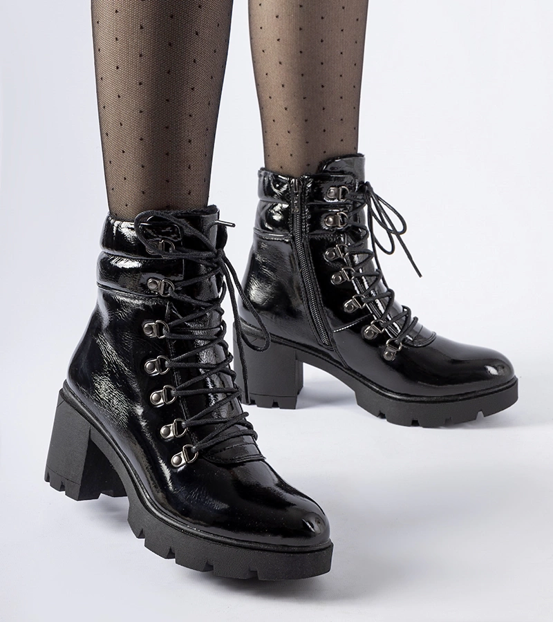 Czarne lakierowane botki na słupku Langesko