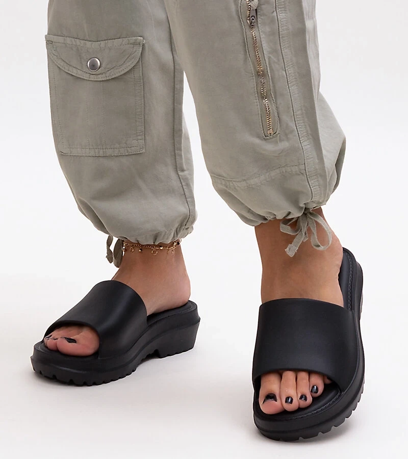 Czarne klapki na grubej podeszwie Soiza