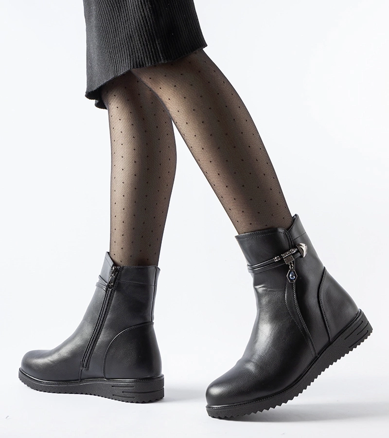 Czarne ocieplane botki z ozdobną zawieszką Nola