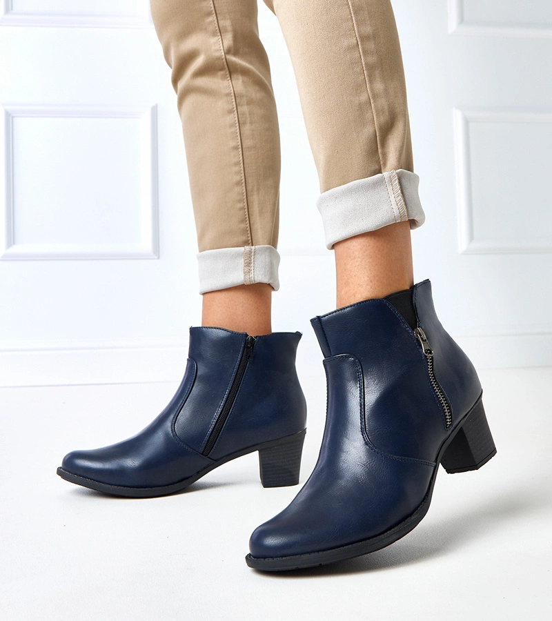 Granatowe botki na słupku Seramonina