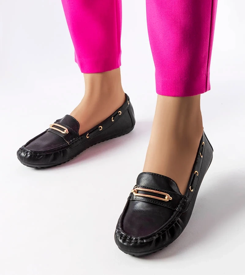 Czarne mokasyny zdobione aplikacją Seattle