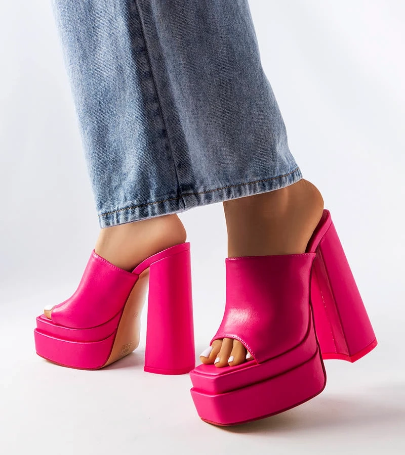 Różowe klapki na wysokim obcasie Mercure