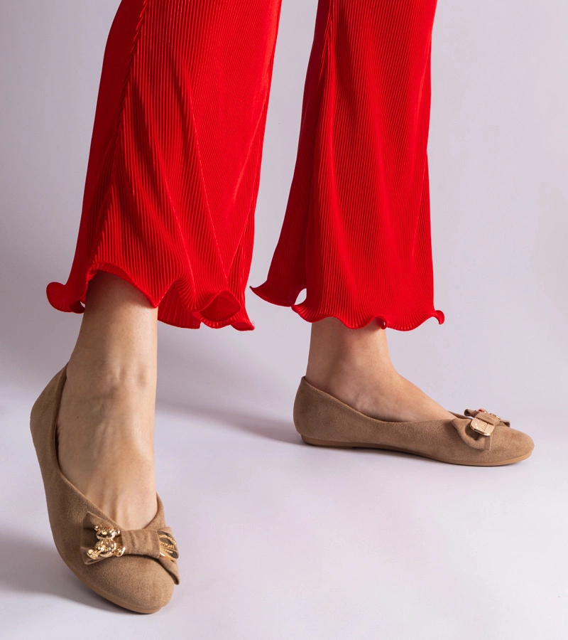 Brązowe balerinki zdobione kokardką i broszką Esdras