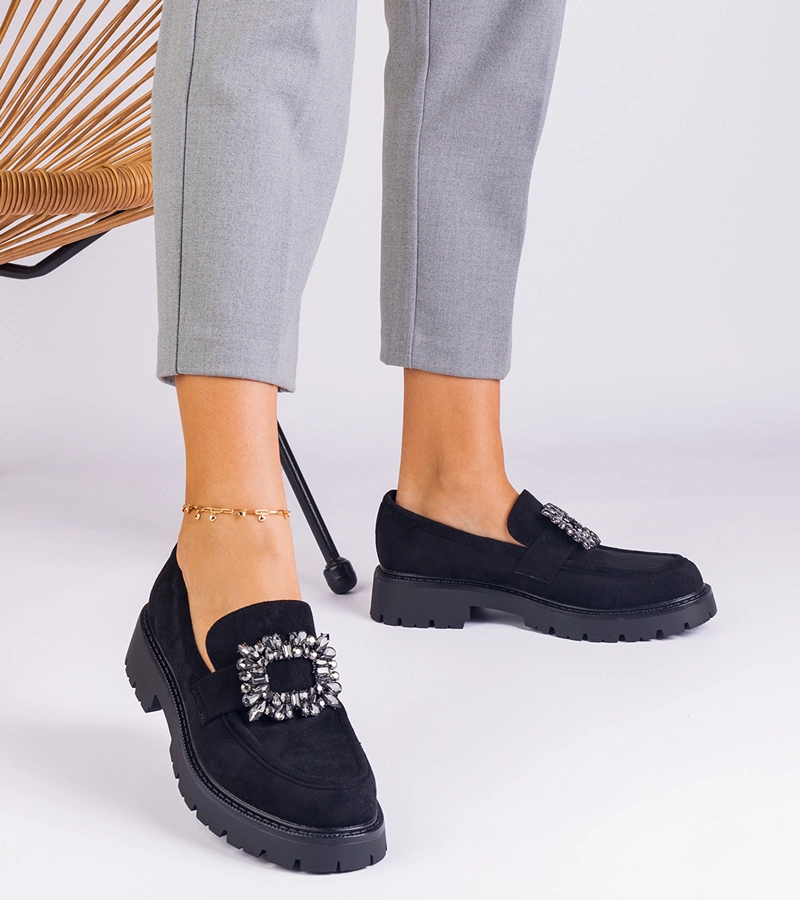 Czarne damskie mokasyny z ekozamszu z elegancką ozdobą Peletino