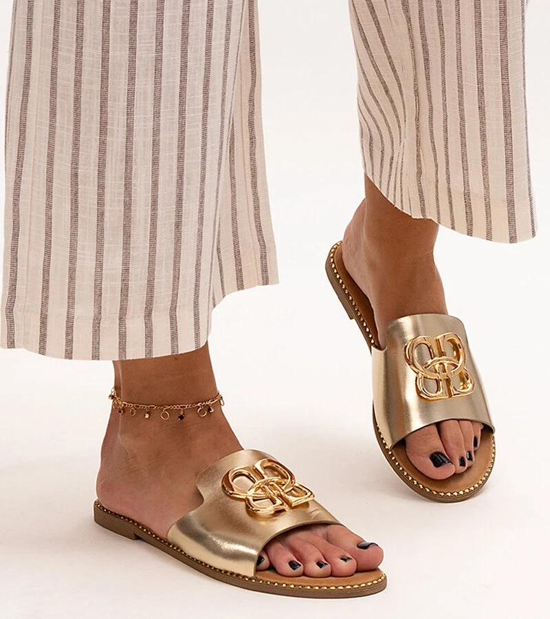 Złote klapki zdobione klamerką Perkin