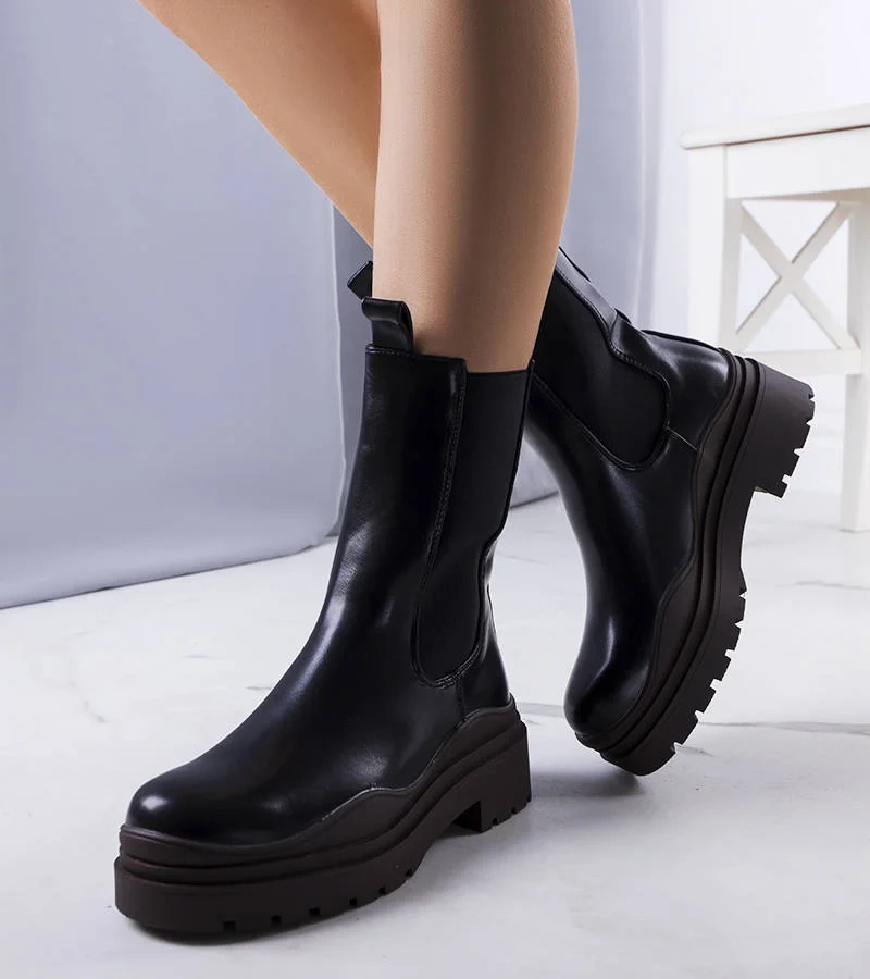 Czarne botki na brązowej podeszwie Jadiel