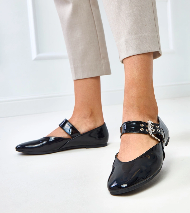 Czarne lakierowane balerinki z ozdobną klamerką Damia