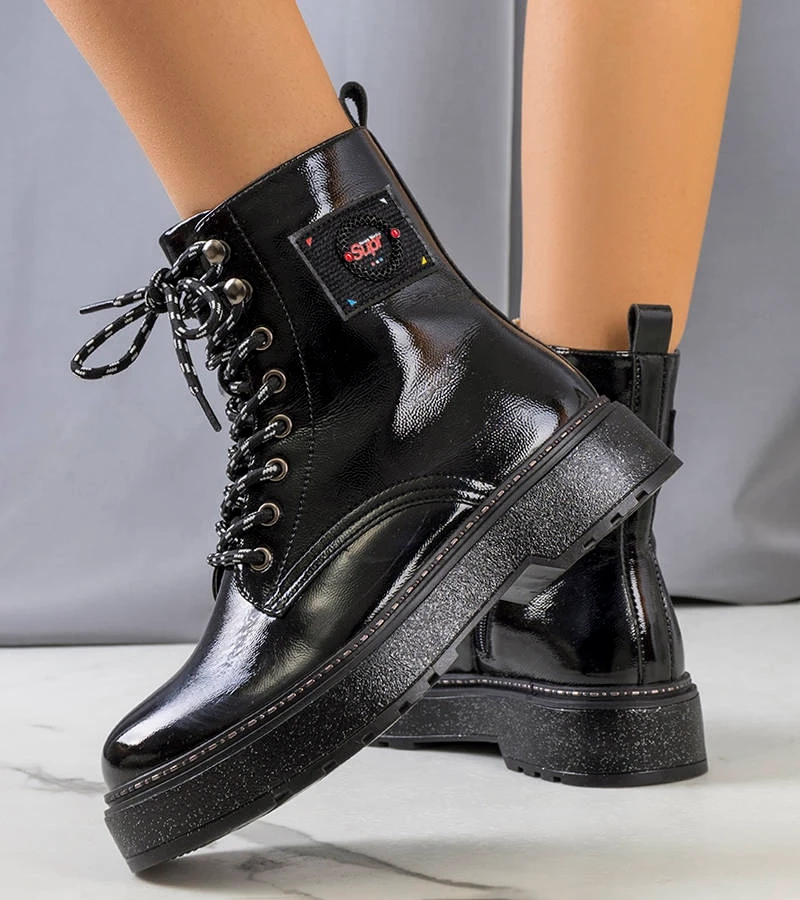 Czarne lakierowane traperki Firenz