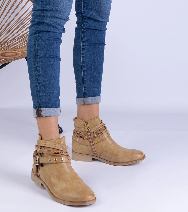 Brązowe płaskie botki z wycięciem i klamrą Savaner