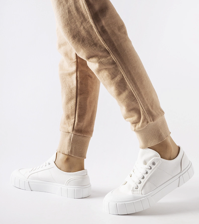 Białe tenisówki na grubej platformie Egidio