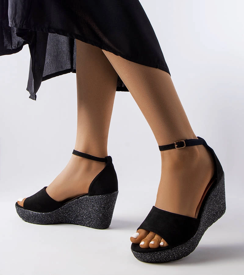 Czarne sandały na koturnie Allis