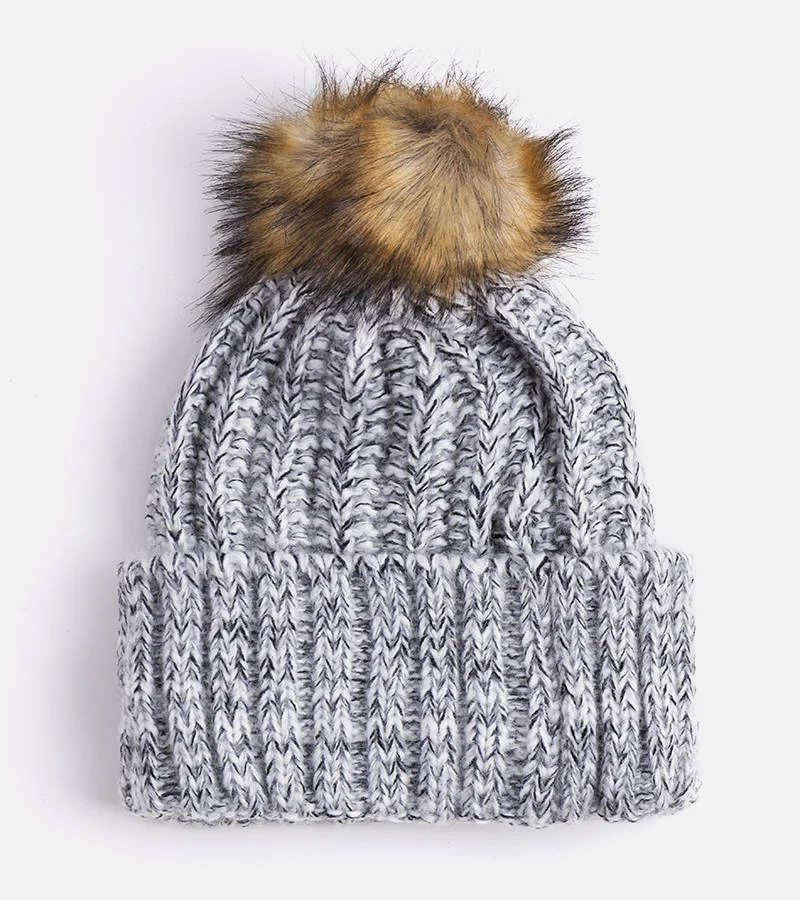 Jasnoszara czapka damska z pomponem Thalia