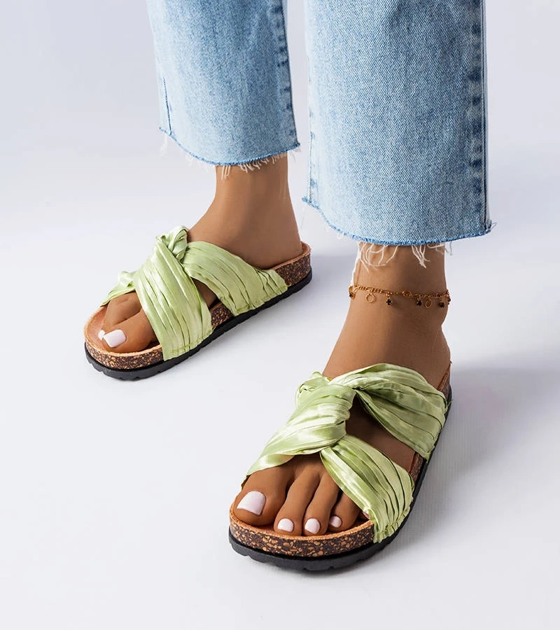 Zielone klapki zdobione materiałem Fresne