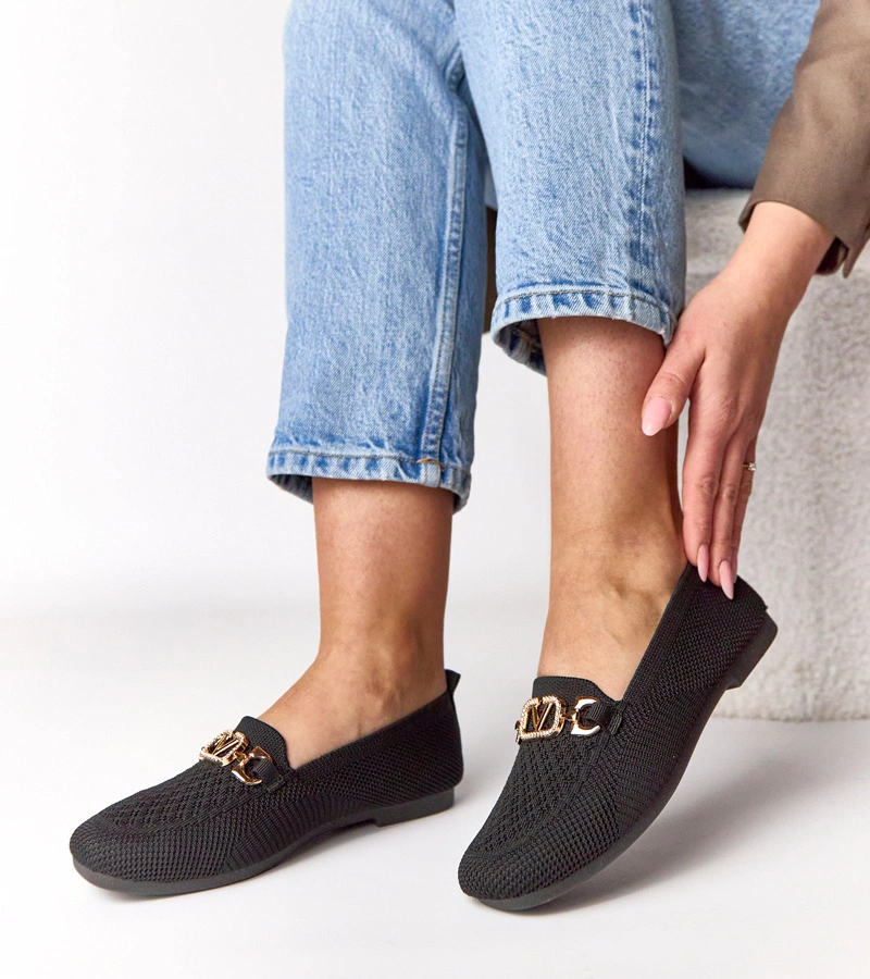 Czarne materiałowe mokasyny ze złotą ozdobą Bianca