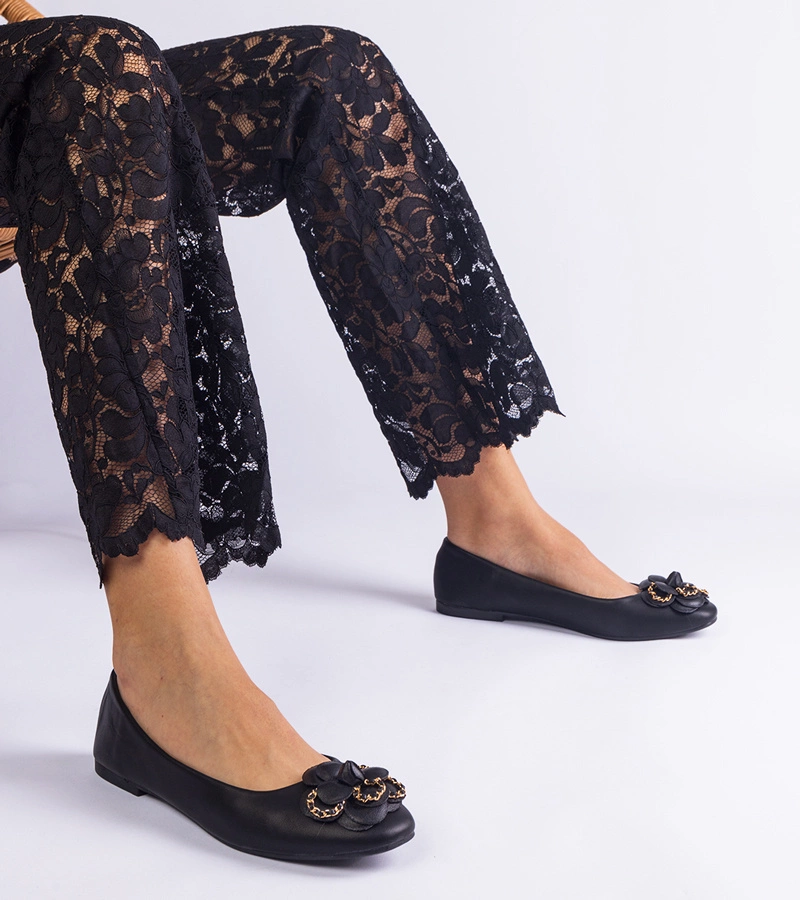 Czarne balerinki zdobione kwiatuszkiem America