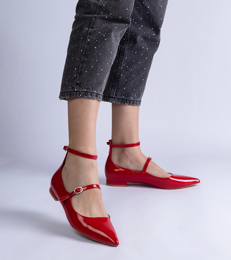 Czerwone czółenka lakierowane na płaskim obcasie Ewerida
