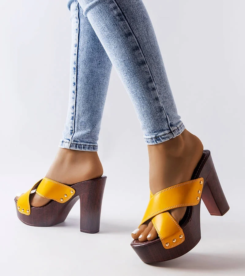 Żółte klapki na wysokim słupku Lépicier