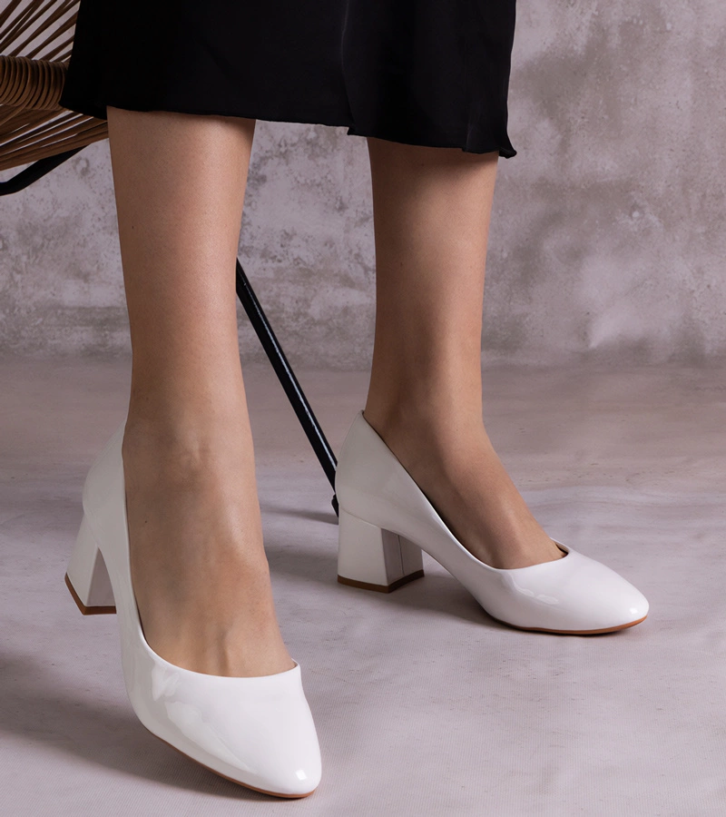 Białe lakierowane czółenka na obcasie Linaka