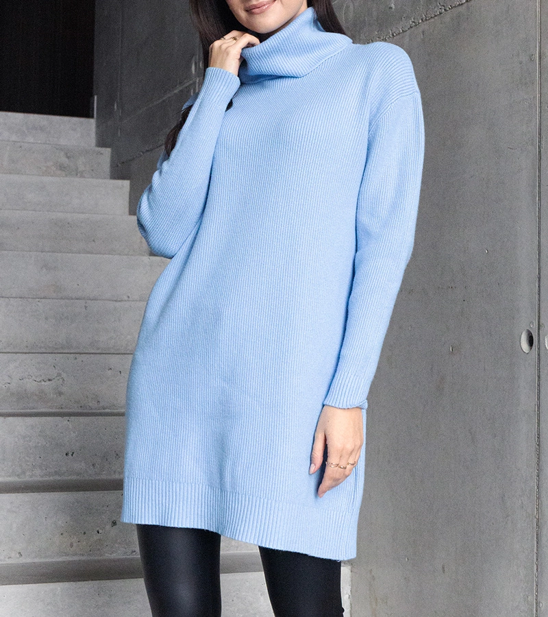 Długi błękitny miękki sweter z golfem Kali