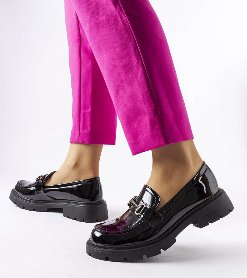 Czarne lakierowane mokasyny z cyrkoniami Cantú