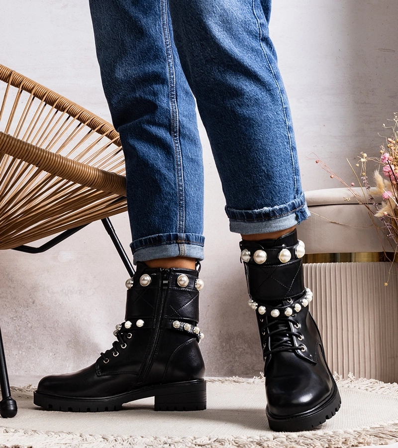 Czarne botki damskie sznurowane z perełkami Carvala