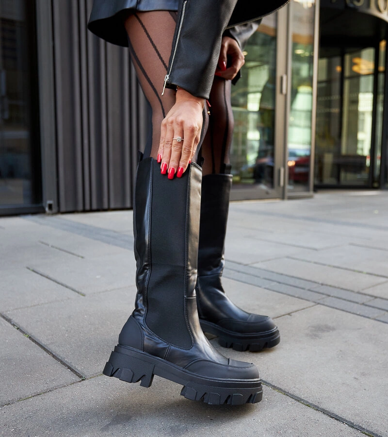 Czarne masywne kozaki z bieżnikiem Barrios