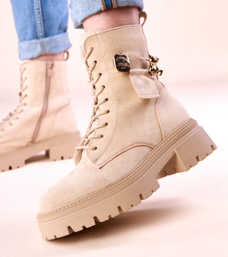 Beżowe traperki damskie ze złotym misiem Messey