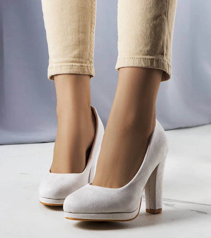 Szare czółenka na słupku Fardi