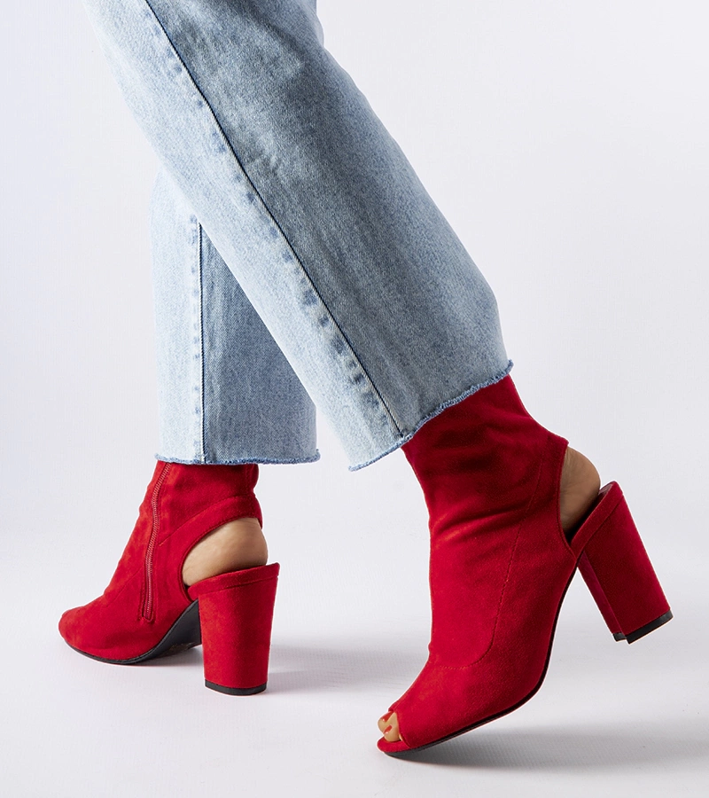 Czerwone botki na słupku Guernon