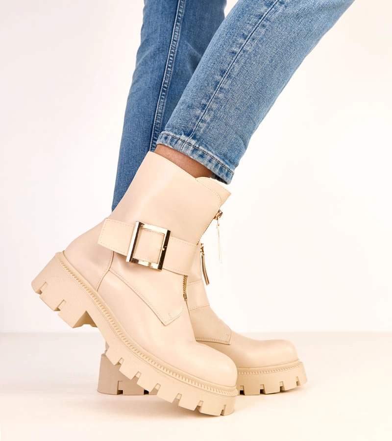 Beżowe botki na platformie z ozdobną klamrą Dera