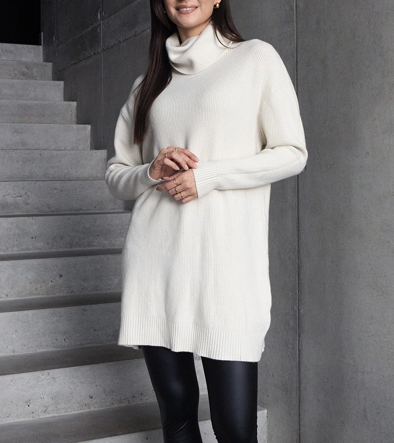 Długi biały miękki sweter z golfem Kali