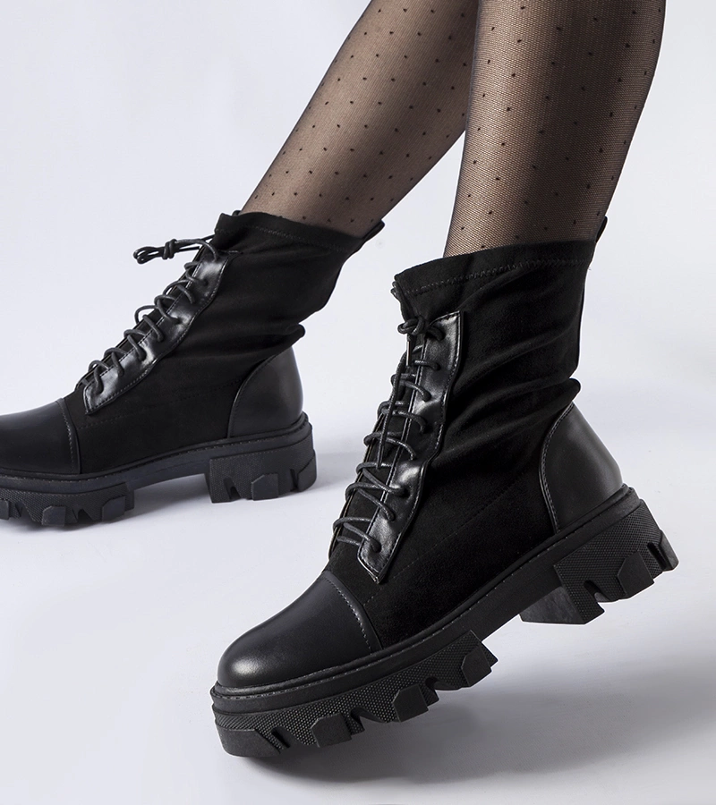 Czarne wsuwane workery z wiązaniem Tarces