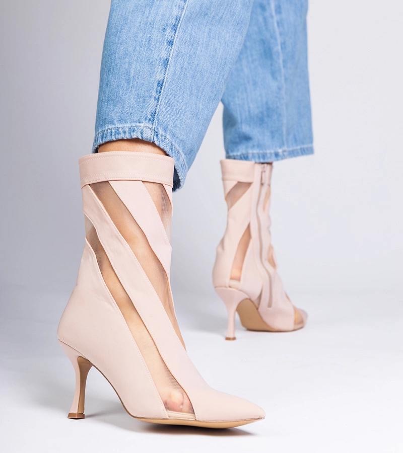 Beżowe botki satynowe  z siateczką na szpilce Ewelines