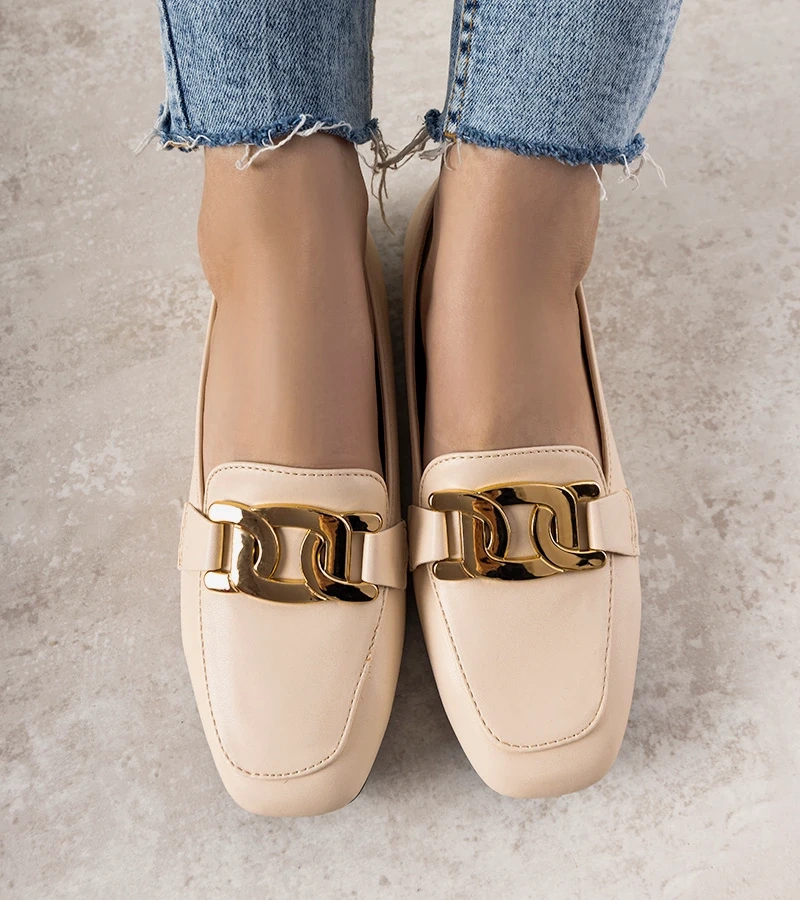 Beżowe mokasyny z złotą ozdobą Hashtag