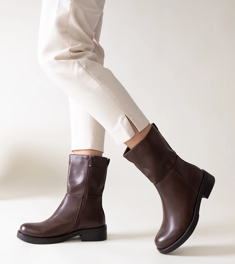 Brązowe klasyczne botki z eko skóry Atiena