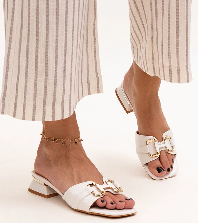 Klapki na niskim obcasie z ozdobną klamerką Luara